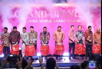 GRAND OPENING : Wakil Bupati Bekasi dr. Asep Surya Atmaja menghadiri Ceremony Grand Opening Living World Grand Wisata, kehadiran pusat perbelanjaan di Kecamatan Tambun Selatan ini diharapkan dapat berkontribusi terhadap peningkatan Pendapatan Asli Daerah (PAD) Kabupaten Bekasi. Sabtu, (22/02/2025).