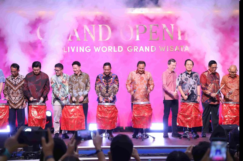 GRAND OPENING : Wakil Bupati Bekasi dr. Asep Surya Atmaja menghadiri Ceremony Grand Opening Living World Grand Wisata, kehadiran pusat perbelanjaan di Kecamatan Tambun Selatan ini diharapkan dapat berkontribusi terhadap peningkatan Pendapatan Asli Daerah (PAD) Kabupaten Bekasi. Sabtu, (22/02/2025). 