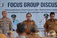 Penjabat (Pj.) Wali Kota Bekasi, Gani Muhamad , pimpin apel pagi di Mako Satpol PP Kota Bekasi bersama dengan jajaran staff Dinas Kesehatan Kota Bekasi