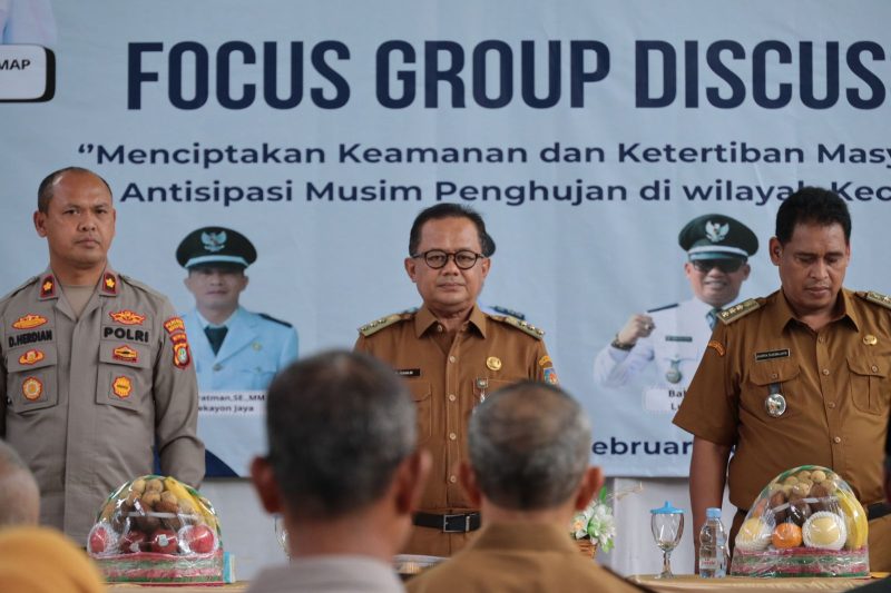 Penjabat (Pj.) Wali Kota Bekasi, Gani Muhamad , pimpin apel pagi di Mako Satpol PP Kota Bekasi bersama dengan jajaran staff Dinas Kesehatan Kota Bekasi
