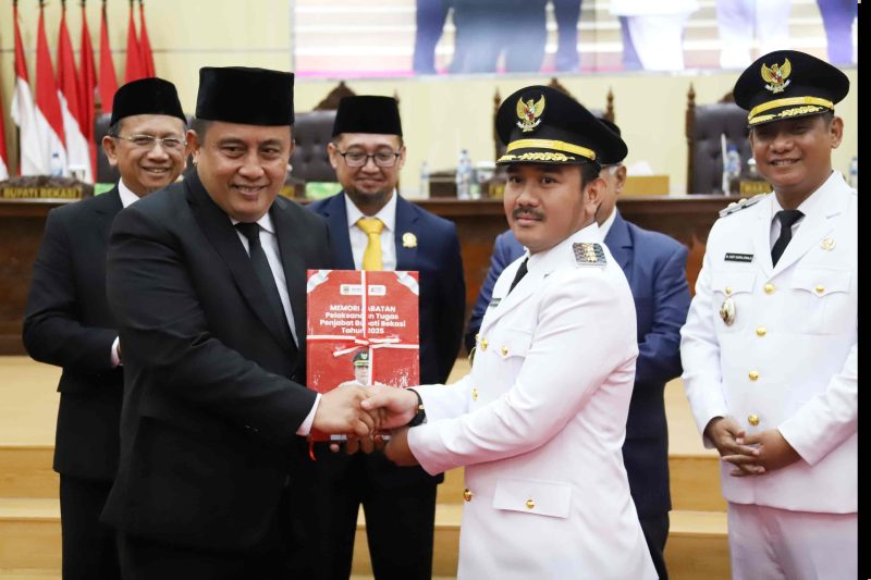 Bupati Bekasi Ade Kuswara Kunang bersama Wakil Bupati Asep Surya Atmaja menghadiri Rapat Paripurna DPRD Kabupaten Bekasi dan serah terima jabatan dari Pj Bupati Bekasi Dedy Supriyadi di Gedung DPRD Kompleks Pemkab Bekasi Cikarang Pusat, Kamis (20/2/2025).
