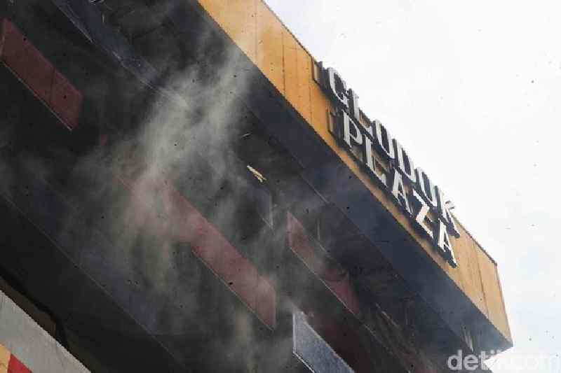 Foto: Damkar Mulai Proses Pendinginan Kebakaran Glodok Plaza (Pradita Utama/detik)
