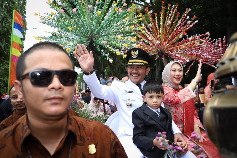 Ribuan masyarakat Kabupaten Bekasi menyambut kedatangan Bupati dan Wakil Bupati Bekasi periode 2025–2030, Ade Kuswara Kunang dan Asep Surya Atmaja, di Bundaran Tugu Golok, Kamis (20/2/2025).