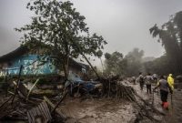 Bencana banjir bandang melanda Kampung Pansiunan, RW 01, Desa Tugu Selatan, Kecamatan Cisarua, Kabupaten Bogor, pada Minggu (2/3) malam. Peristiwa ini terjadi akibat hujan deras yang mengguyur wilayah tersebut sejak sore hari, menyebabkan banyak rumah warga mengalami kerusakan parah.