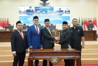 Bupati Bekasi, Ade Kuswara Kunang, memberikan sambutan dan apresiasi kepada DPRD Kabupaten Bekasi atas rekomendasi strategis dalam Rapat Paripurna Penetapan dan Penyampaian Keputusan DPRD terhadap LKPJ Tahun Anggaran 2024 di Gedung DPRD, Cikarang Pusat.
