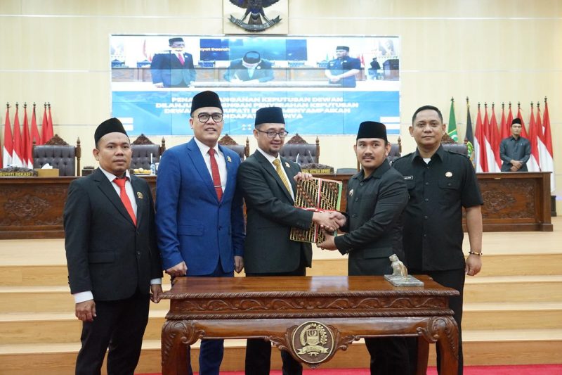 Bupati Bekasi, Ade Kuswara Kunang, memberikan sambutan dan apresiasi kepada DPRD Kabupaten Bekasi atas rekomendasi strategis dalam Rapat Paripurna Penetapan dan Penyampaian Keputusan DPRD terhadap LKPJ Tahun Anggaran 2024 di Gedung DPRD, Cikarang Pusat.

