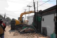 Petugas Satpol PP Kabupaten Bekasi bersama unsur TNI dan Polri menertibkan bangunan liar yang mengganggu fungsi saluran irigasi di Desa Sumber Jaya, Tambun Selatan.