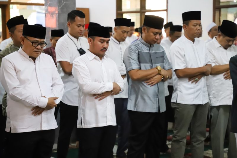 Bupati Bekasi Ade Kuswara Kunang bersama Wakil Bupati Asep Surya Atmaja memimpin Salat Idul Adha 1446 H di Masjid Al-Hikmah, Kampung Cijambe, Desa Sukadami, Jumat (06/06/2025). Pada kesempatan ini, Bupati menyerahkan sapi kurban dari Presiden RI dan Pemkab Bekasi kepada warga setempat sebagai wujud kepedulian dan penguatan kebersamaan.

