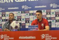 Pelatih timnas Indonesia, Patrick Kluivert dan pemain Joey Pelupessy, saat memberikan keterangan kepada media jelang melawan Jepang, Senin (9/6/2025).