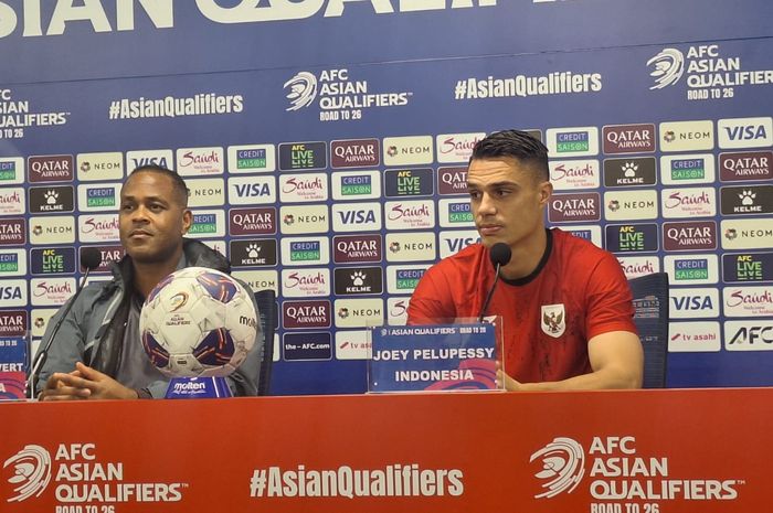 Pelatih timnas Indonesia, Patrick Kluivert dan pemain Joey Pelupessy, saat memberikan keterangan kepada media jelang melawan Jepang, Senin (9/6/2025).
