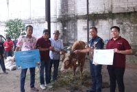 Penyaluran hewan kurban berupa 23 sapi dan lebih dari 50 kambing dari hasil CSR berbagai perusahaan oleh Dinas Lingkungan Hidup Kabupaten Bekasi kepada pesantren, masjid, dan tokoh ulama di Desa Sukadami, Kecamatan Cikarang Selatan, jelang Idul Adha 1446 H.