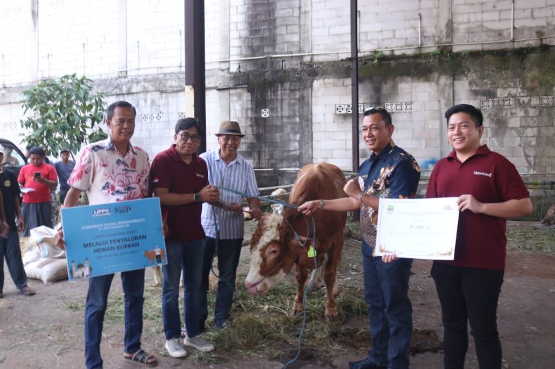 Penyaluran hewan kurban berupa 23 sapi dan lebih dari 50 kambing dari hasil CSR berbagai perusahaan oleh Dinas Lingkungan Hidup Kabupaten Bekasi kepada pesantren, masjid, dan tokoh ulama di Desa Sukadami, Kecamatan Cikarang Selatan, jelang Idul Adha 1446 H.

