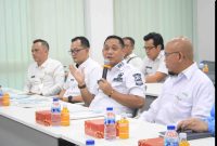 Wakil Bupati Bekasi, Dr. Asep Surya Atmaja, berdialog dengan manajemen PT Hogy Indonesia dalam kunjungan kerja untuk memperkuat penyerapan tenaga kerja lokal di kawasan industri MM2100, Selasa (29/04/2025).