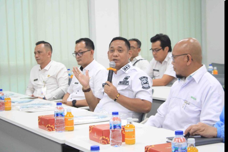 Wakil Bupati Bekasi, Dr. Asep Surya Atmaja, berdialog dengan manajemen PT Hogy Indonesia dalam kunjungan kerja untuk memperkuat penyerapan tenaga kerja lokal di kawasan industri MM2100, Selasa (29/04/2025).

