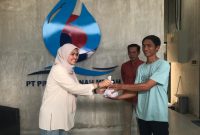 PT PP Tirta Tanah Merah (PPTTM) menyerahkan hewan kurban kepada warga Desa Karangsambung, Bekasi, dalam rangka perayaan Iduladha 1446 H. Kegiatan ini menjadi wujud nyata kepedulian sosial perusahaan terhadap masyarakat sekitar wilayah operasional.