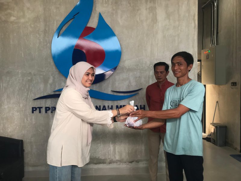 PT PP Tirta Tanah Merah (PPTTM) menyerahkan hewan kurban kepada warga Desa Karangsambung, Bekasi, dalam rangka perayaan Iduladha 1446 H. Kegiatan ini menjadi wujud nyata kepedulian sosial perusahaan terhadap masyarakat sekitar wilayah operasional.

