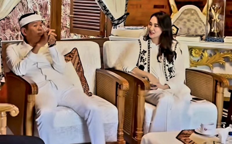 Momen hangat saat anggota DPRD Maluku Utara, Sherly Tjoanda, berkunjung ke Lembur Pakuan milik tokoh Jabar Dedi Mulyadi. Tak hanya tukar ide soal desa wisata, suasana keduanya bikin netizen baper dan langsung menjodoh-jodohkan.

