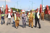 Petugas melakukan pengecatan parapet Flyover Tegal Gede sebagai bagian dari program rehabilitasi Dinas SDA-BMBK Kabupaten Bekasi. Perbaikan ini bertujuan memperindah tampilan sekaligus meningkatkan kenyamanan dan keamanan pengguna jalan.

