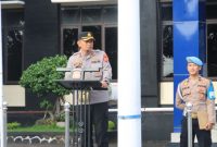 Wakapolres Majalengka, Kompol Asep Agustoni, memimpin apel pagi yang diikuti seluruh personel Polres Majalengka, Selasa (10/6). Dalam arahannya, ia menekankan pentingnya disiplin, integritas, dan profesionalisme dalam pelaksanaan tugas kepolisian.

