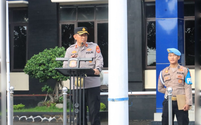 Wakapolres Majalengka, Kompol Asep Agustoni, memimpin apel pagi yang diikuti seluruh personel Polres Majalengka, Selasa (10/6). Dalam arahannya, ia menekankan pentingnya disiplin, integritas, dan profesionalisme dalam pelaksanaan tugas kepolisian.

