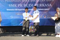 Wakil Bupati Bekasi, Asep Surya Atmaja, bersama 13 siswa SMK PK Budi Perkasa yang akan menjalani program magang di Jepang, usai acara pelepasan dan peresmian Teaching Factory di Tambun Selatan, Rabu (28/05/2026).
