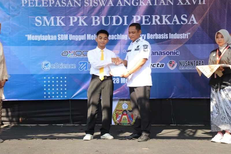 Wakil Bupati Bekasi, Asep Surya Atmaja, bersama 13 siswa SMK PK Budi Perkasa yang akan menjalani program magang di Jepang, usai acara pelepasan dan peresmian Teaching Factory di Tambun Selatan, Rabu (28/05/2026).