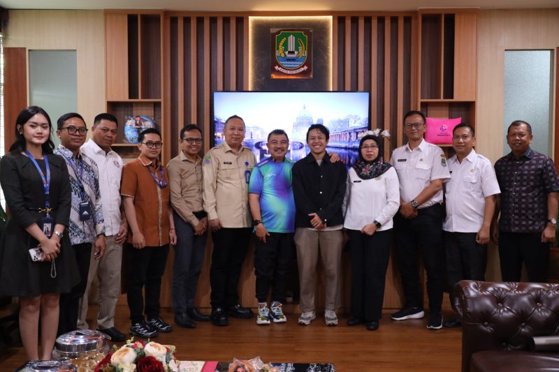 Wakil Wali Kota Bekasi Abdul Harris Bobihoe bersama perwakilan Pandawara Group dalam pertemuan kolaborasi lingkungan di ruang kerja Wawali, Rabu (30/7/2025).

