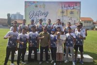 Para atlet Kabupaten Bekasi bersama ofisial dan pelatih merayakan kemenangan sebagai Juara Umum Kejurnas Atletik Jateng Open 2025 di Stadion Tri Lomba Juang, Semarang.