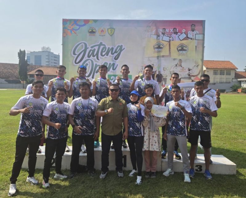 Para atlet Kabupaten Bekasi bersama ofisial dan pelatih merayakan kemenangan sebagai Juara Umum Kejurnas Atletik Jateng Open 2025 di Stadion Tri Lomba Juang, Semarang.


