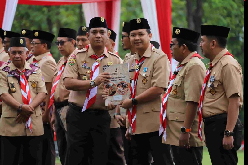 Wakil Bupati Bekasi, Asep Surya Atmaja menghadiri Apel Besar Hari Pramuka ke-64 tingkat Kabupaten Bekasi di Bumi Perkemahan Karang Kitri, Kecamatan Bojongmangu, pada Kamis (14/08/2025). FOTO : ENDAR RAZI/NEWSROOM DISKOMINFOSANTIK.
