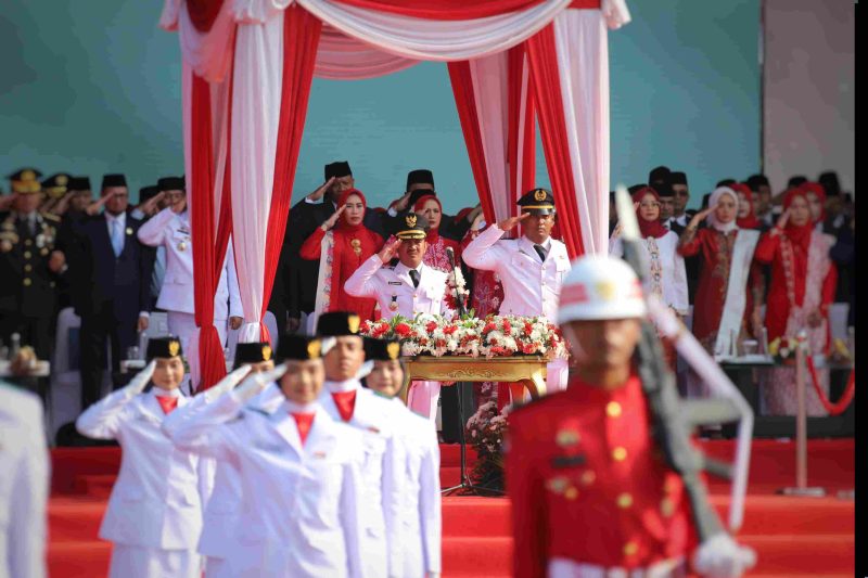 Bupati Bekasi Ade Kuswara Kunang menjadi Inspektur Upacara pada peringatan detik-detik Proklamasi Kemerdekaan Republik Indonesia ke-80 di Plaza Pemda Cikarang Pusat, Minggu (17/8/2025). Upacara berlangsung khidmat dan dihadiri Forkopimda, ASN, TNI/Polri, veteran, serta ribuan peserta dari berbagai unsur masyarakat.