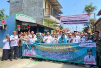 Tim penilai Lomba K3 Kecamatan Pebayuran saat melakukan pengecekan kebersihan dan penataan lingkungan di salah satu desa peserta.

