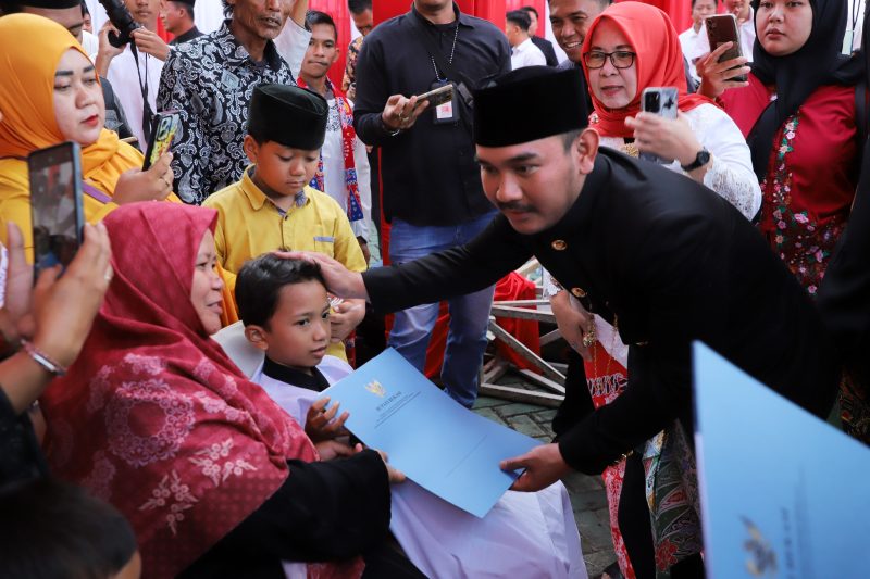 Bupati Bekasi Ade Kuswara Kunang menyambangi anak yang selesai dikhitan, dalam rangka Hari Jadi Kabupaten Bekasi ke-75, di Lapangan Plaza Pemkab Bekasi, Cikarang Pusat, Jumat (15/8/2025). FOTO : DANI IBRAHIM
