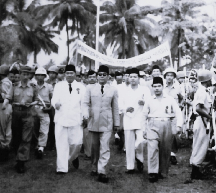 M. Hasyim Achmad (sebelah kiri Presiden Sukarno) saat mendampingi Presiden Sukarno dalam Rapat Akbar di Alun-alun Bekasi bersama Madmuin Hasibuan (paling kanan) dan Bupati Bekasi, Sampurno Kolopaking (baju putih berdasi) pada 8 April 1956. Foto : ist.
