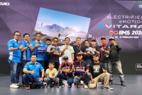 Keterangan Foto:
Perwakilan XL7 Suzuki Club Indonesia berfoto bersama perwakilan Suzuki usai kegiatan silaturahmi komunitas di booth Suzuki pada ajang Indonesia International Motor Show 2026, Jakarta.