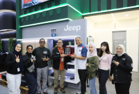 Perwakilan Jeep Indonesia bersama komunitas Jeep melakukan seremoni penyerahan plakat dalam rangkaian acara United by the Road Community Gathering di booth Jeep pada ajang IIMS 2026, Jakarta, Kamis (12/2/2026). Kegiatan ini menjadi bentuk apresiasi atas loyalitas komunitas sekaligus perayaan 85 tahun perjalanan global Jeep.