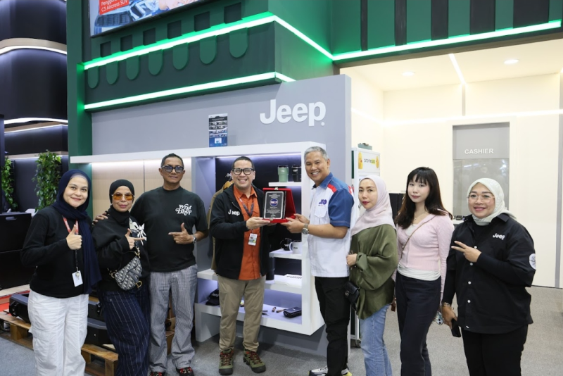 Perwakilan Jeep Indonesia bersama komunitas Jeep melakukan seremoni penyerahan plakat dalam rangkaian acara United by the Road Community Gathering di booth Jeep pada ajang IIMS 2026, Jakarta, Kamis (12/2/2026). Kegiatan ini menjadi bentuk apresiasi atas loyalitas komunitas sekaligus perayaan 85 tahun perjalanan global Jeep.