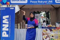 Ibu Ika Astuti, nasabah PNM Mekaar Unit Cibitung 2 Cabang Bekasi, menunjukkan produk usaha kue rumahan yang dikembangkannya berkat dukungan pembiayaan dan pendampingan PNM.
