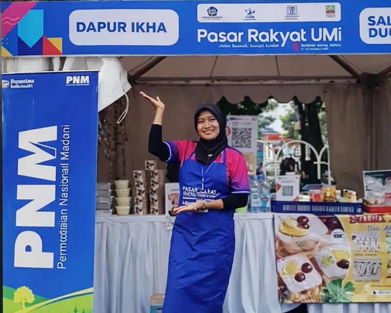 Ibu Ika Astuti, nasabah PNM Mekaar Unit Cibitung 2 Cabang Bekasi, menunjukkan produk usaha kue rumahan yang dikembangkannya berkat dukungan pembiayaan dan pendampingan PNM.