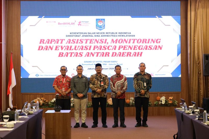 Sekretaris Daerah Kota Bekasi, Junaedi (tengah), bersama jajaran Kementerian Dalam Negeri, Badan Informasi Geospasial, dan tim penegasan batas daerah berfoto bersama usai Rapat Asistensi, Monitoring dan Evaluasi Pasca Penegasan Batas Antar Daerah di G7 Hotel Pasar Baru, Jakarta Pusat, Kamis (12/2/2026).