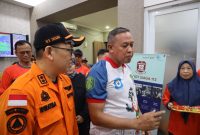 Wali Kota Bekasi, Tri Adhianto (tengah), didampingi Kepala Pelaksana BPBD Kota Bekasi, Wiratma (kiri), saat meninjau dan meresmikan Ruang Simulator Gempa di Kantor BPBD Kota Bekasi, Jumat (13/2/2026). Fasilitas tersebut dihadirkan sebagai sarana edukasi kebencanaan bagi pelajar guna membangun kesiapsiagaan menghadapi gempa sejak dini.