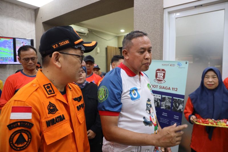 Wali Kota Bekasi, Tri Adhianto (tengah), didampingi Kepala Pelaksana BPBD Kota Bekasi, Wiratma (kiri), saat meninjau dan meresmikan Ruang Simulator Gempa di Kantor BPBD Kota Bekasi, Jumat (13/2/2026). Fasilitas tersebut dihadirkan sebagai sarana edukasi kebencanaan bagi pelajar guna membangun kesiapsiagaan menghadapi gempa sejak dini.