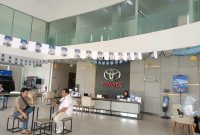 Suasana ruang pamer (showroom) Toyota di kawasan Jababeka, Cikarang, saat berlangsung Showroom Event Spektakuler Februari 2026. Sejumlah konsumen terlihat berkonsultasi dengan tenaga penjual terkait promo lini hybrid, termasuk New Veloz HEV dan Yaris Cross HEV yang ditawarkan dengan berbagai insentif menarik.
