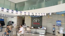 Suasana ruang pamer (showroom) Toyota di kawasan Jababeka, Cikarang, saat berlangsung Showroom Event Spektakuler Februari 2026. Sejumlah konsumen terlihat berkonsultasi dengan tenaga penjual terkait promo lini hybrid, termasuk New Veloz HEV dan Yaris Cross HEV yang ditawarkan dengan berbagai insentif menarik.