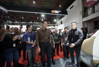 Keterangan Foto:
Menteri Koordinator Bidang Infrastruktur dan Pembangunan Wilayah, Agus Harimurti Yudhoyono, meninjau salah satu booth peserta saat berkunjung ke pameran Indonesia International Motor Show (IIMS) 2026 di JIExpo Kemayoran, Jakarta, untuk melihat perkembangan industri otomotif nasional dan kendaraan elektrifikasi.