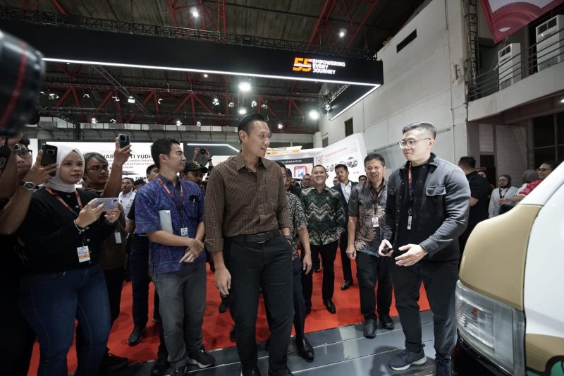 Keterangan Foto:
Menteri Koordinator Bidang Infrastruktur dan Pembangunan Wilayah, Agus Harimurti Yudhoyono, meninjau salah satu booth peserta saat berkunjung ke pameran Indonesia International Motor Show (IIMS) 2026 di JIExpo Kemayoran, Jakarta, untuk melihat perkembangan industri otomotif nasional dan kendaraan elektrifikasi.