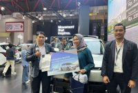 Keterangan Foto:
Seorang pengunjung menunjukkan bukti SPK usai melakukan pembelian The All New Carens di booth Kia Sales Indonesia pada ajang Indonesia International Motor Show di JIExpo Kemayoran, Jakarta, Jumat (13/2/2026). Keputusan pembelian dilakukan setelah mencoba langsung unit test drive dan merasakan kenyamanan, performa, serta fitur keselamatan yang ditawarkan.