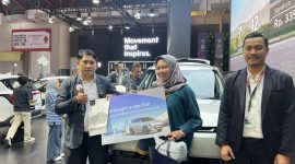 Keterangan Foto:
Seorang pengunjung menunjukkan bukti SPK usai melakukan pembelian The All New Carens di booth Kia Sales Indonesia pada ajang Indonesia International Motor Show di JIExpo Kemayoran, Jakarta, Jumat (13/2/2026). Keputusan pembelian dilakukan setelah mencoba langsung unit test drive dan merasakan kenyamanan, performa, serta fitur keselamatan yang ditawarkan.