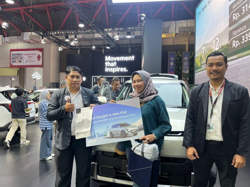 Keterangan Foto:
Seorang pengunjung menunjukkan bukti SPK usai melakukan pembelian The All New Carens di booth Kia Sales Indonesia pada ajang Indonesia International Motor Show di JIExpo Kemayoran, Jakarta, Jumat (13/2/2026). Keputusan pembelian dilakukan setelah mencoba langsung unit test drive dan merasakan kenyamanan, performa, serta fitur keselamatan yang ditawarkan.