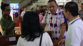 Wali Kota Bekasi Tri Adhianto berdialog dengan petugas dan warga saat meninjau pelayanan publik di salah satu instansi di Kota Bekasi, Kamis (26/3/2026), guna memastikan layanan tetap berjalan optimal pasca libur Idulfitri.